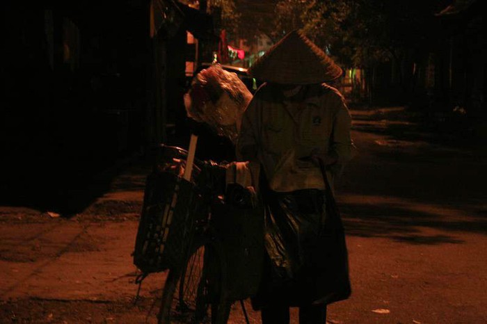 Đó là những người phụ nữ không quản hôm sớm đi bòn nhặt rác rến trong đêm chỉ mong con cái thoát khỏi cảnh nghèo đói
